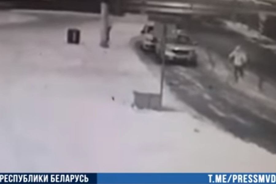 mili В Минске подросток запрыгнул на капот милицейского авто и разбил лобовое стекло