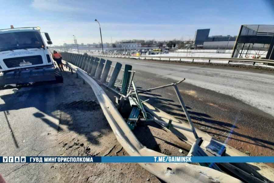 В Минске водитель большегруза протаранил разделительный парапет на МКАД photo_2022-02-04_18-56-22-2