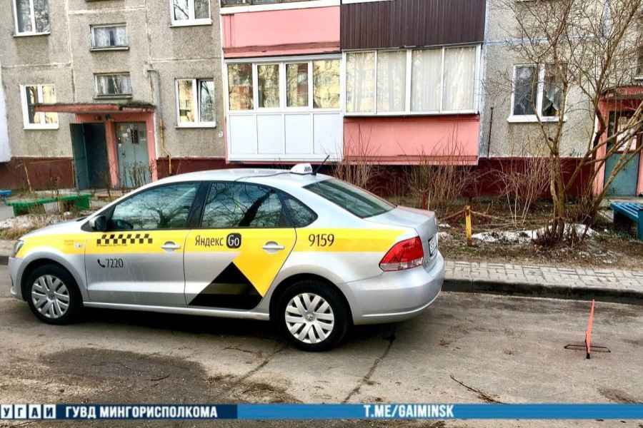 На улице Уборевича в Минске автомобиль такси травмировал женщину-пешехода photo_2022-02-23_17-24-06