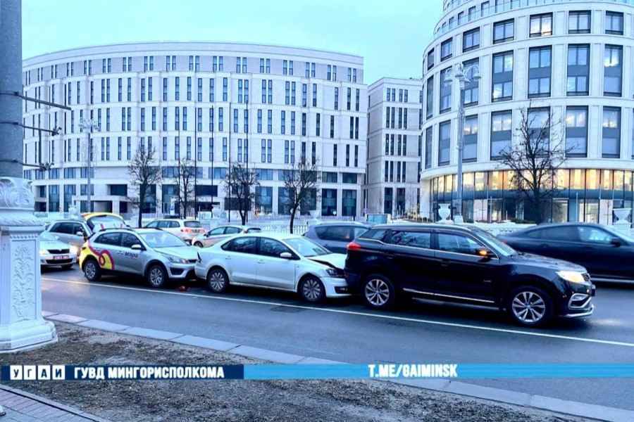 В Минске на проспекте Независимости авария с участием трех машин www