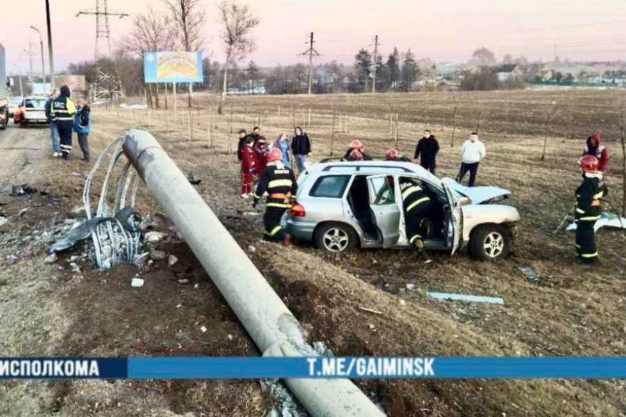 На кольцевой автомобиль сбил столб и вылетел в кювет 1