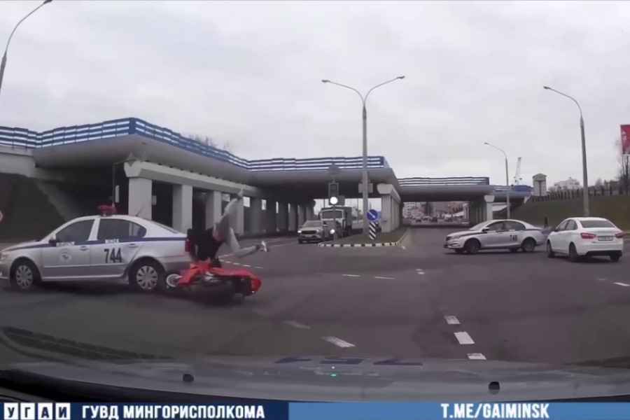 В Минске мотоциклист протаранил автомобиль ГАИ 111
