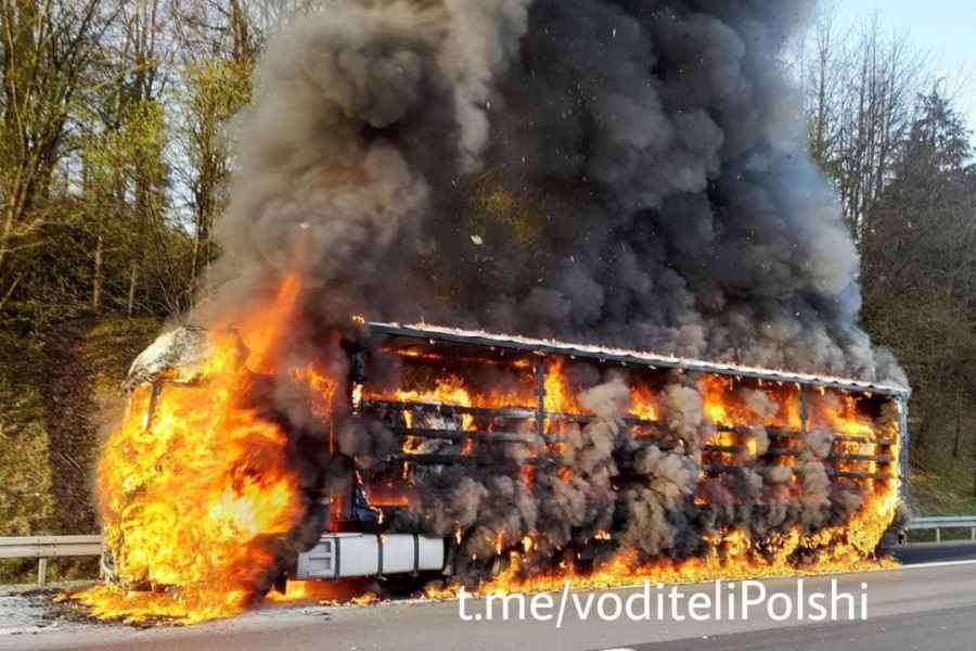 Фура с бумагой на немецкой A7 Хан-Мюнден сгорела дотла photo_2022-04-11_19-31-43