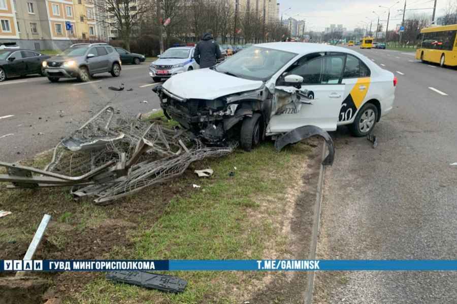 В Минске водитель "Яндекс.Такси" протаранил металлическое ограждение photo_2022-04-25_10-07-46-2