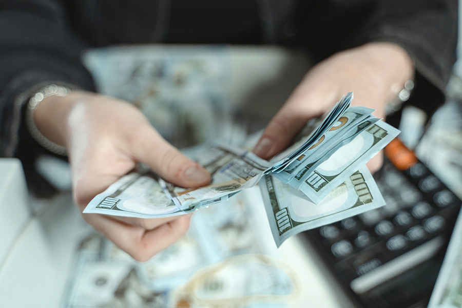 Как у доверчивых пенсионеров аферисты забирают последние деньги pexels-tima-miroshnichenko-6266445