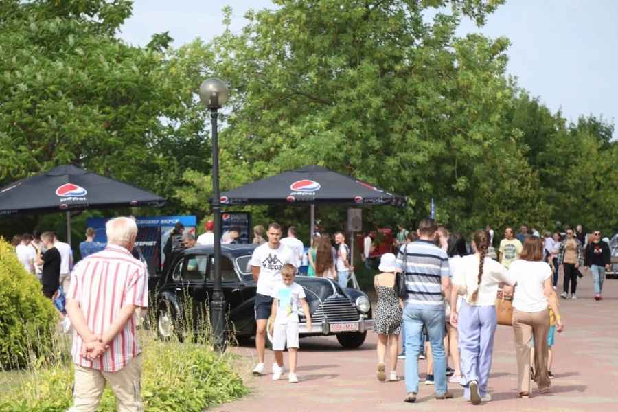 Легенды, маслкары и очереди. В Минске с ажиотажем прошел фестиваль ретромобилей mm2