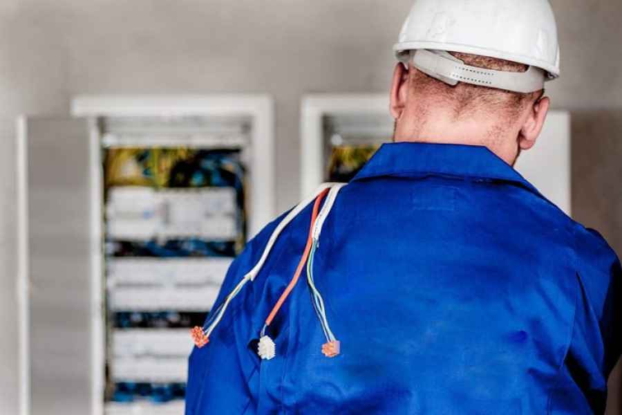 electrician-g1df70b26e_1280-768x511-1