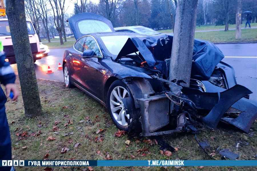 В Первомайском районе водитель автомобиля "Tesla" протаранил столб t1