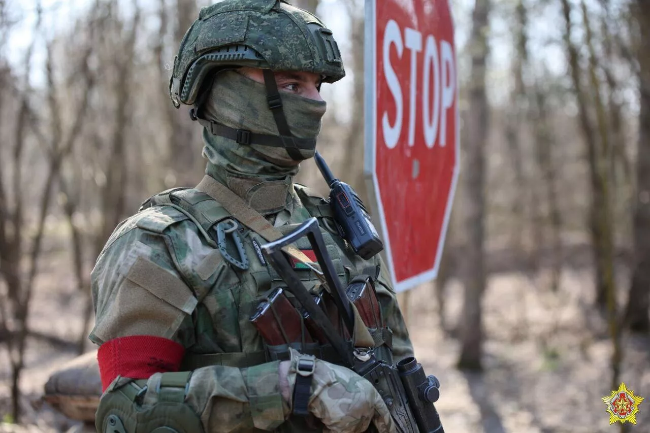 Водитель фуры попытался напасть на группу военнослужащих 1075431166_0_0_1280_853_1440x900_80_0_1_935acae66493580c8a44bffdffd892bf.jpg