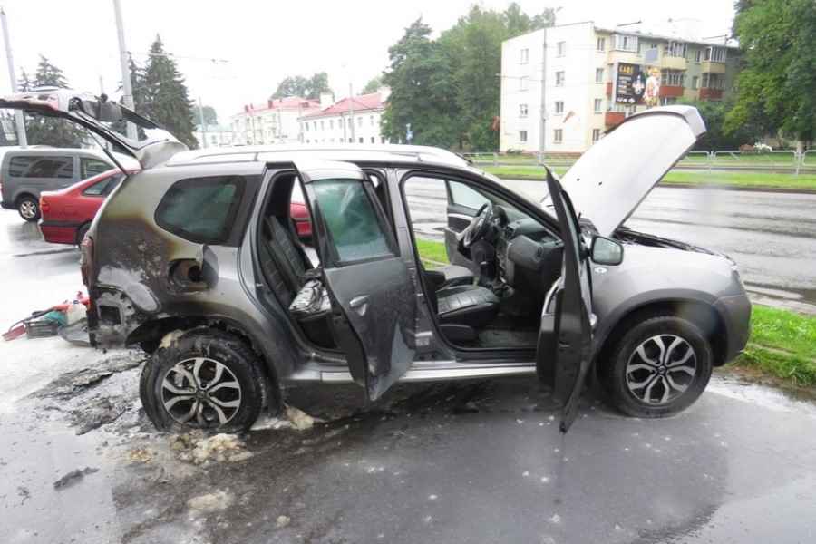 В Гомеле пенсионерка передала мошенникам деньги и подожгла два автомобиля g1