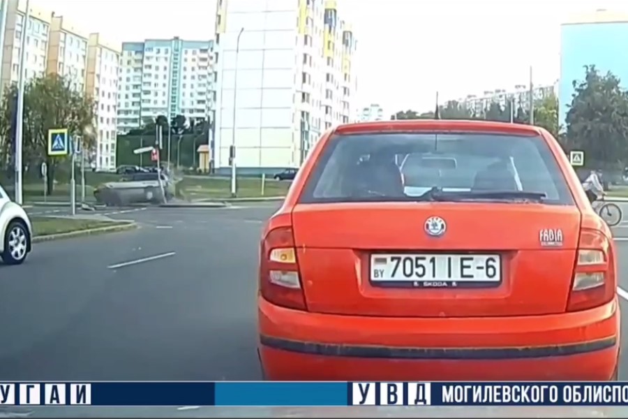В Могилеве пьяный водитель устроил аварию. Снес светофор и дорожный знак m1-1