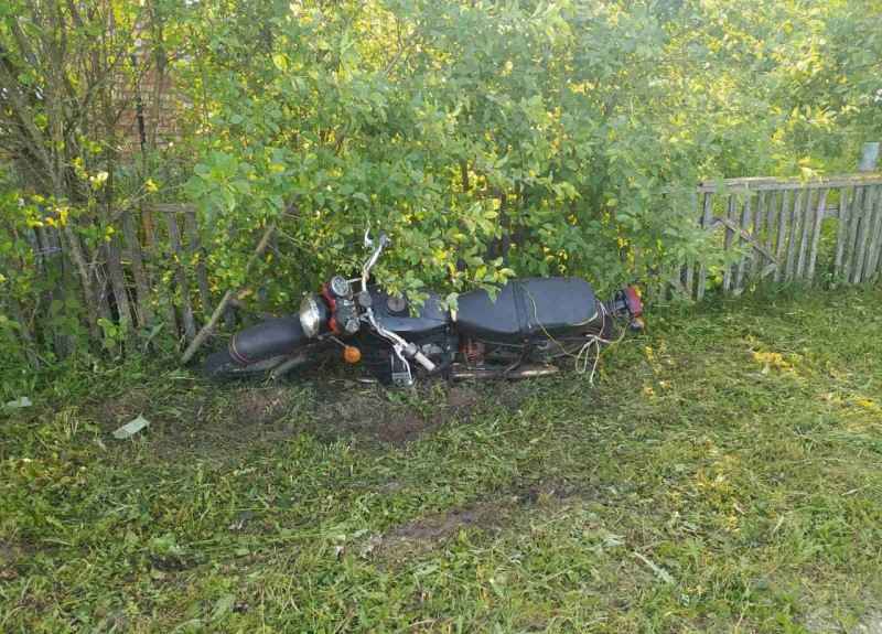 В Воложинском районе пьяный бесправник на мотоцикле въехал в столб, пострадал пассажир c1
