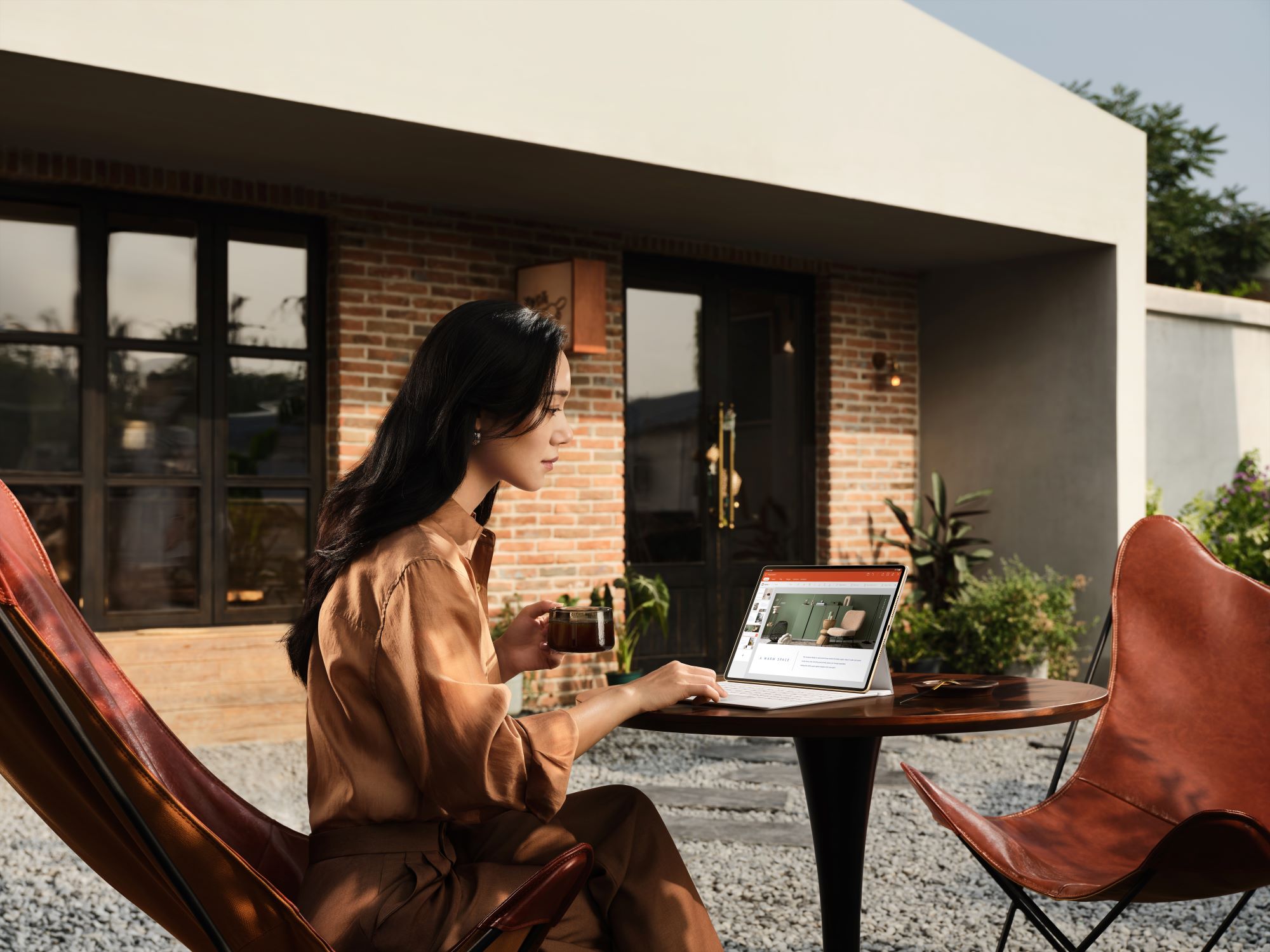 В Беларуси начались продажи планшета Huawei MatePad Pro 12.2” с инновационным Tandem OLED-экраном и мощной батареей MatePad Pro_Product_Creative lifestyle shot_Headquarter_MKT_HUAWEI MatePad Pro_LifestyleShot_WPS_EN_HQ_JPG_0820 (1)