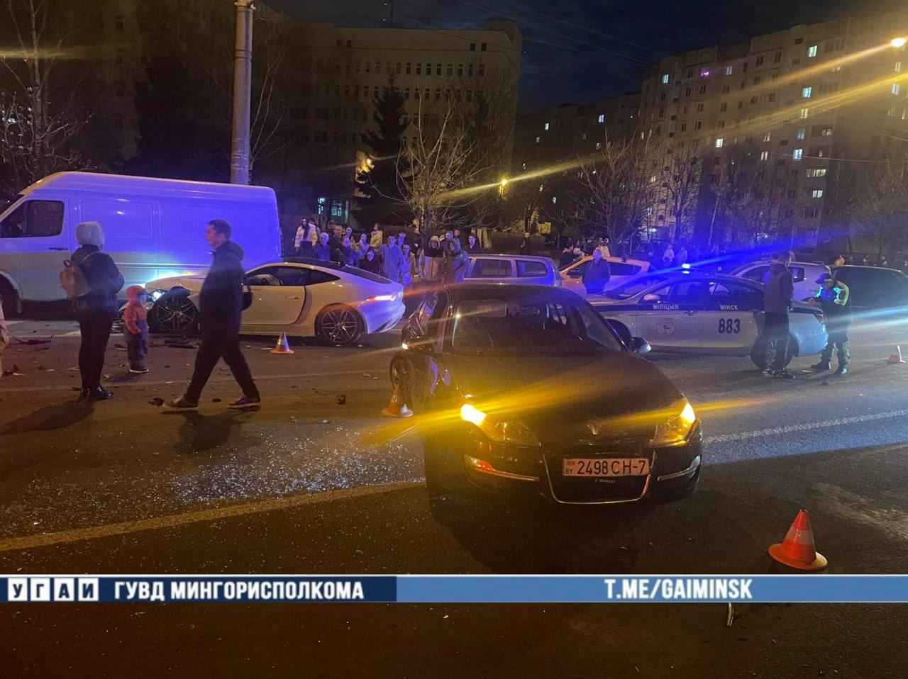 В Минске «Jaguar» устроил массовую аварию с шестью автомобилями В Минске «Jaguar» устроил массовую аварию с шестью автомобилями