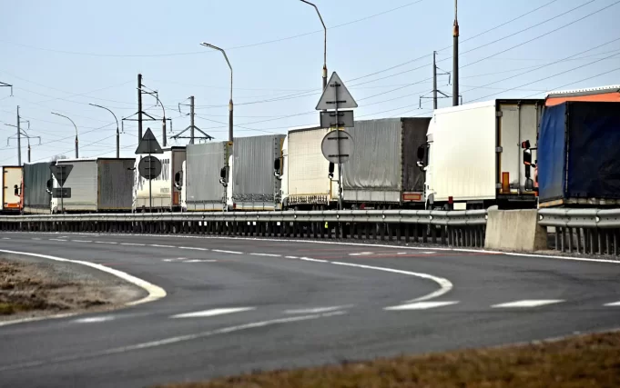 На границе с Польшей собрались тысячи автомобилей и сотни грузовиков