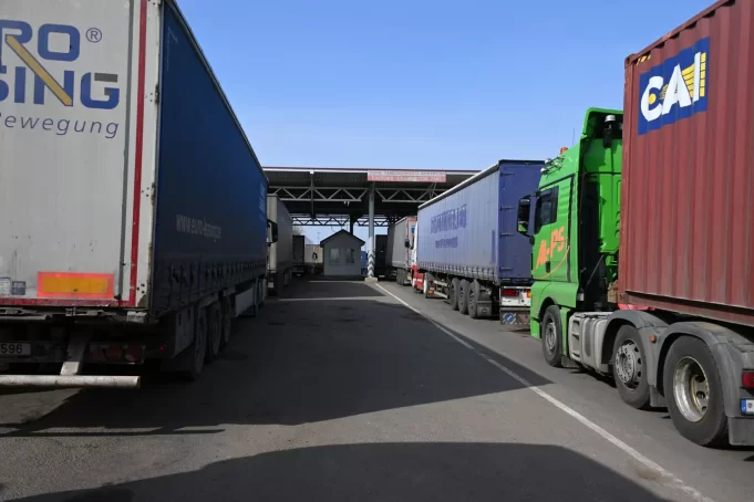 Протяжённые очереди сохраняются на границе Беларуси с Польшей и Литвой