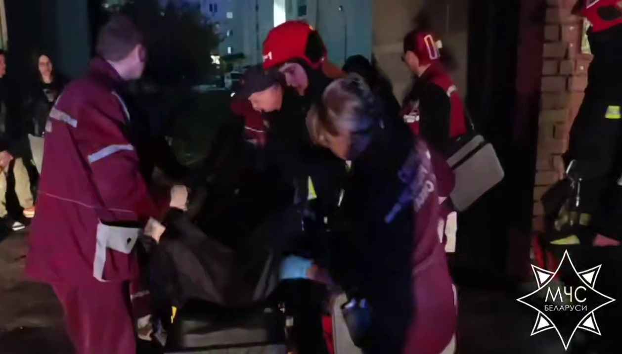В Вилейке спасатели МЧС вынесли мужчину из горящей квартиры В Вилейке спасатели МЧС вынесли мужчину из горящей квартиры