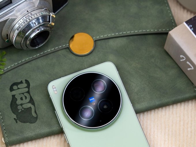 Vivo X500 Ultra может получить рекордные камеры Zeiss: 35 мм с LOFIC и огромный 85-мм телевик Vivo X500 Ultra может получить рекордные камеры Zeiss: 35 мм с LOFIC и огромный 85-мм телевик