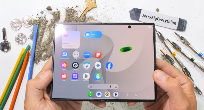 Samsung Galaxy Z Fold8 испытали песком и изгибом: выдержал ли складной флагман? Samsung Galaxy Z Fold8 испытали песком и изгибом: выдержал ли складной флагман?
