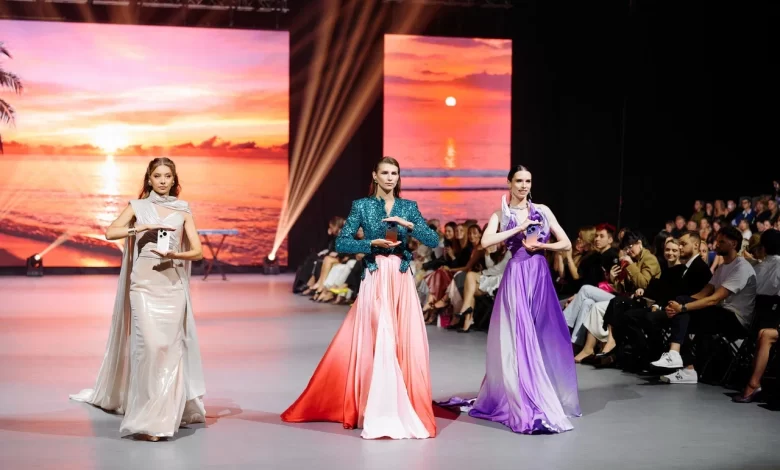 В Минске прошел большой fashion-показ с кутюрными платьями по мотивам смартфонов