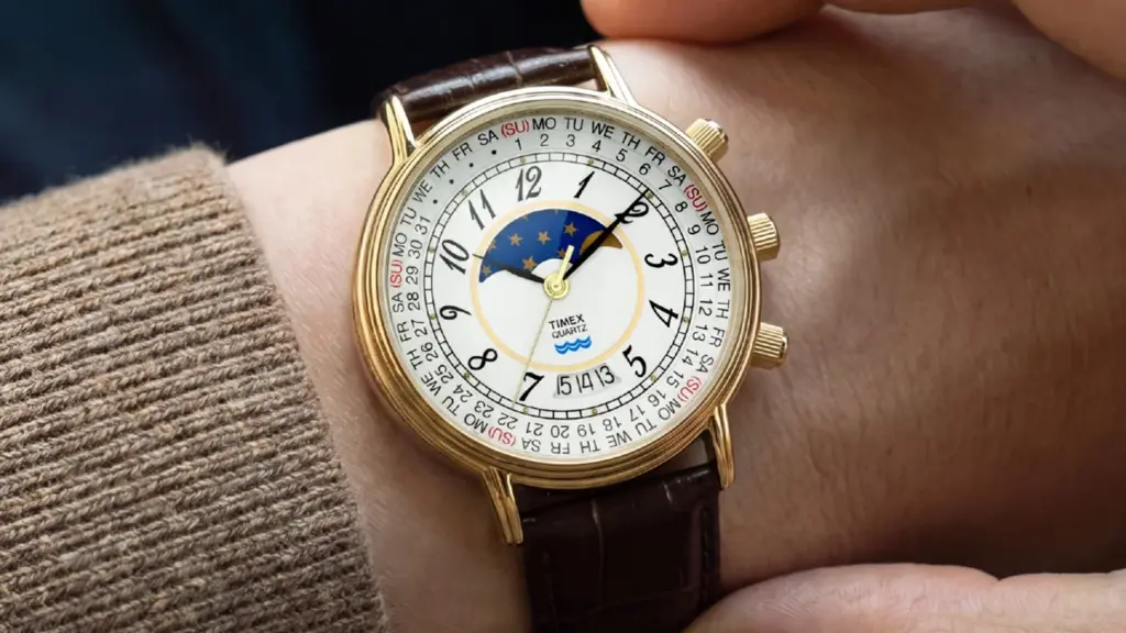 Timex выпустила золотистые часы с календарем и фазами Луны